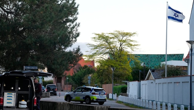 Ein 18-Jähriger hat zugegeben, in der Nähe der israelischen Botschaft in Kopenhagen (Bild) zwei ...