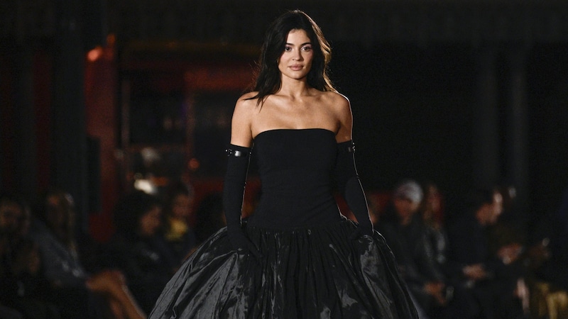 Kylie Jenner was allowed to walk the catwalk for Coperni at Disneyland Paris. (Bild: APA/AFP/JULIEN DE ROSA)