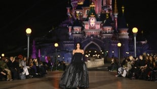 Kylie Jenner hatte bei der Show von Coperni im Disneyland Paris einen zauberhaften Laufsteg-Auftritt im Prinzessinnen-Kleid. (Bild: APA/AFP/JULIEN DE ROSA)