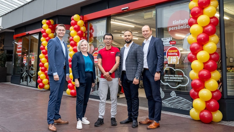 Rayonsleiter Nikolas Ledzelter, Verkaufsleiterin Anita Leitner, Filialleiter Surosh Hosseini, Rayonsleiter Alaa Alzughayyar, Verkaufsleiter Fleisch Thomas Ruhmer (v.l.n.r.) (Bild: Robert Harson)