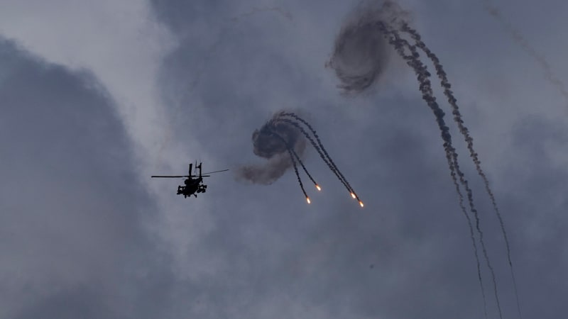 An Israeli Apache helicopter drops flares near the Israeli-Lebanese border. (Bild: AP)