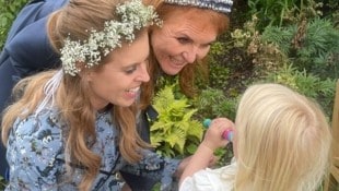 Ein seltenes Foto: Sarah Ferguson mit Tochter Beatrice und Enkelin Sienna während eines Hochzeitsfestes im Sommer 2024. (Bild: x.com/SarahTheDuchess)