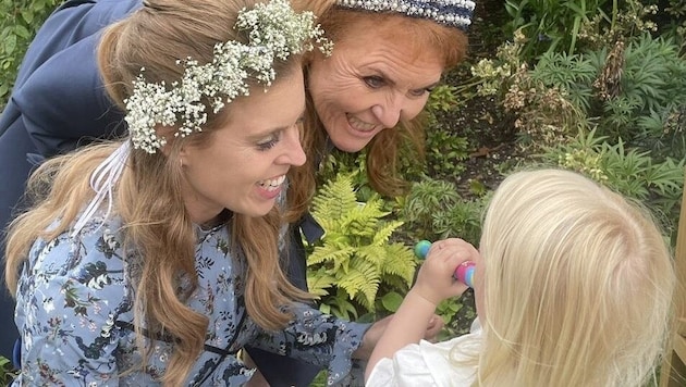 Ein seltenes Foto: Sarah Ferguson mit Tochter Beatrice und Enkelin Sienna während eines Hochzeitsfestes im Sommer 2024. (Bild: x.com/SarahTheDuchess)