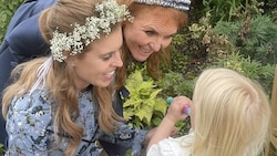 Ein seltenes Foto: Sarah Ferguson mit Tochter Beatrice und Enkelin Sienna während eines Hochzeitsfestes im Sommer 2024. (Bild: x.com/SarahTheDuchess)