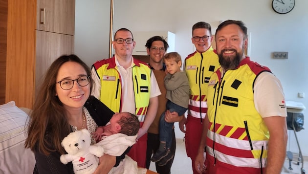 Mother Sarah with baby Miriam, paramedic Michael, father Elmar, brother Mattheo, paramedic Thomas, emergency paramedic Martin (from left to right) (Bild: Rotes Kreuz Salzburg)