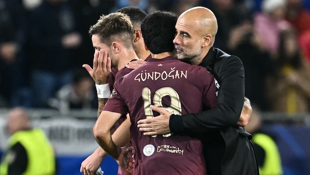 Pep Guardiola hugs Ilkay Gündogan - after the match, the Spanish coach was ruthlessly honest. (Bild: APA/AFP)