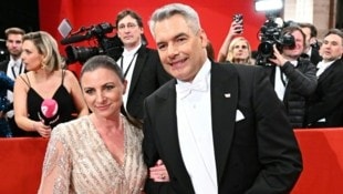 Der Kanzler mit seiner Gattin Katharina Nehammer am Opernball (Bild: APA/HELMUT FOHRINGER)