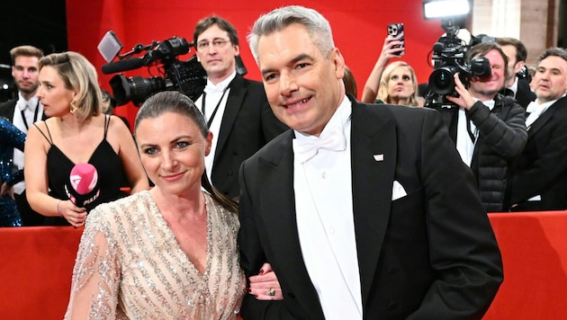 The Chancellor with his wife Katharina Nehammer at the Opera Ball (Bild: APA/HELMUT FOHRINGER)