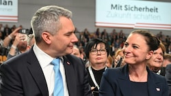 Karl Nehammer mit Frau Kathi. (Bild: APA/HELMUT FOHRINGER)