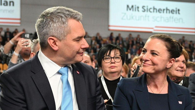 Karl and Katharina Nehammer at the ÖVP presentation at the Wels Exhibition Center (Bild: APA/HELMUT FOHRINGER)