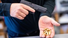 Von 615 Millionen Euro Jahresumsatz wurden 15 Millionen Euro in Österreich generiert, der Rest entfiel auf Auslandsgeschäfte. Im Bild: eine Glock 17 mit Munition  (Bild: APA/GEORG HOCHMUTH)