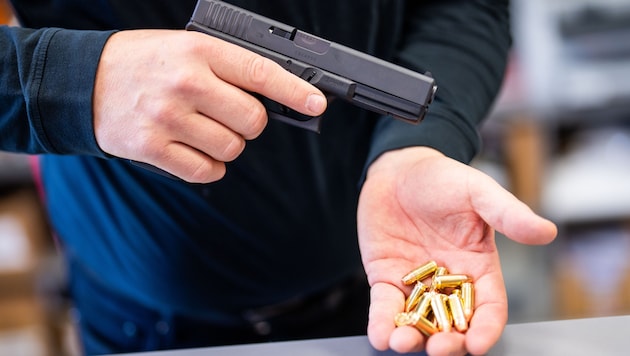 Of the annual turnover of 615 million euros, 15 million euros were generated in Austria, with the remainder coming from foreign business. In the picture: a Glock 17 with ammunition (Bild: APA/GEORG HOCHMUTH)