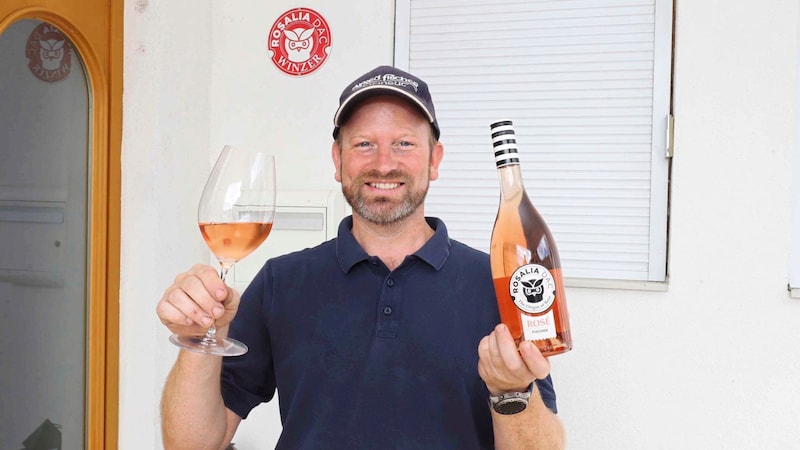 An inviting bouquet whets the appetite for Rosalia DAC "Rosé The Origin" 2023, presented by Thomas Fischer, cellar master at his father Alfred's winery in Stöttera. Pure enjoyment is on the horizon - juicy, elegant, balanced, with a fruity finish. (Bild: Reinhard Judt)