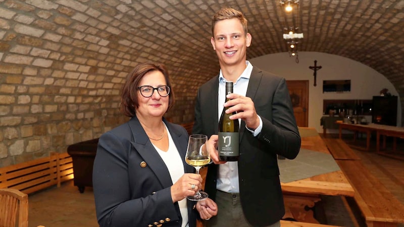 Winzer Franz Paul Jagschitz und seine Mutter Dorothea von dem Weingut Remushof in Oslip prosten der Jury mit einem Chardonnay Steinnelke 2022 zu, auf dem Gaumen geprägt von Aprikose und Grapefruit samt mineralischem Abgang. (Bild: Reinhard Judt)