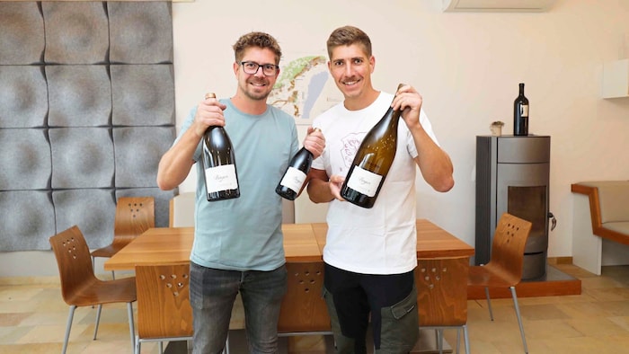 Josef und Michael Bayer mit Pinot Blanc „Kalk & Schiefer“