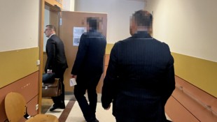 Der Diplomat mit seinem Anwalt Mirsad Musliu .