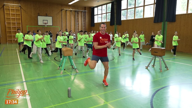 Philipp is a guest at MS Leopoldau. (Bild: krone.tv)