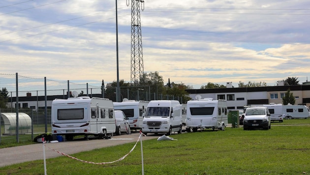 Learner drivers have been preparing for their test - but the people passing through don't seem to care. (Bild: Scharinger Daniel)