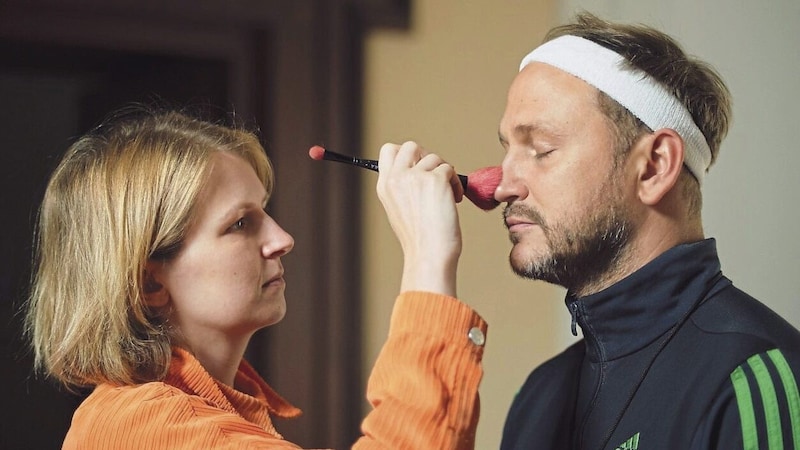 Make-up is also part of the filming. (Bild: zVg)