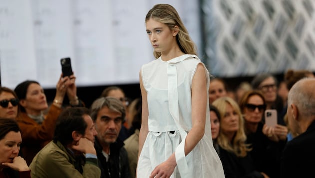 Nicole Kidman and Keith Urban's daughter Sunday Rose on the Miu Miu catwalk (Bild: APA Pool/AFP/GEOFFROY VAN DER HASSELT)