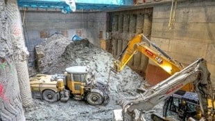 Schlamm, so weit das Auge reicht. Die Aufräumarbeiten bei der U2-Baustelle laufen auf Hochtouren. (Bild: ©Wiener Linien/Christian Fürthner)