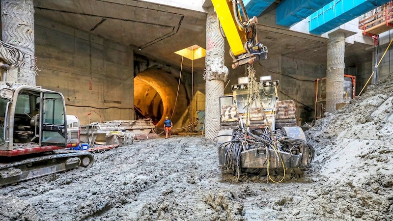 Schlamm so weit das Auge reicht. Die Bergungsarbeiten der Maschinen laufen derzeit auf Hochtouren. (Bild: ©Wiener Linien/Christian Fürthner)