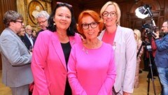 Die Geschäftsführerin der österreichischen Krebshilfe Doris Kiefhaber, mit Ingrid Klingohr und Moderatorin des Abends, Birgit Fenderl (von links).  (Bild: Tuma Alexander/Starpix/ Alexander TUMA)