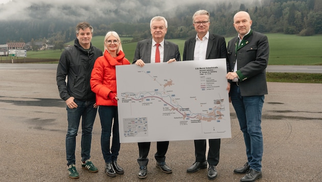 Landtagsabgeordneter Wolfgang Moitzi (SPÖ), die Zweite Landtagspräsidentin Gabriele Kolar (SPÖ), Landeshauptmann-Stellvertreter Anton Lang (SPÖ), Landeshauptmann Christopher Drexler (ÖVP) und Landtagsabgeordneter Bürgermeister Bruno Aschenbrenner (ÖVP) bei der Präsentation der nächsten Schritte (v.l.) (Bild: Land Steiermark/Resch)