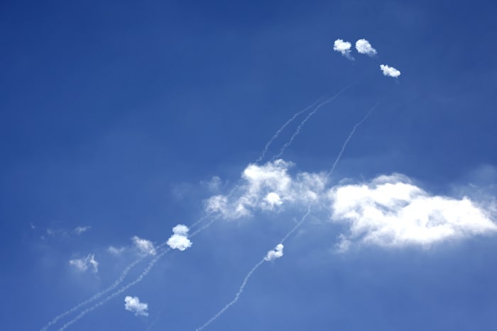 Aus dem Südlibanon abgefeuerte Raketen werden von Israels Luftabwehrsystem Iron Dome über der ...