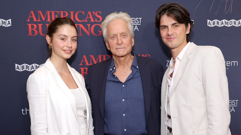 Michael Douglas mit seinen Kindern Carys und Dylan (Bild: APA/Getty Images via AFP/GETTY IMAGES/Michael loccisano)