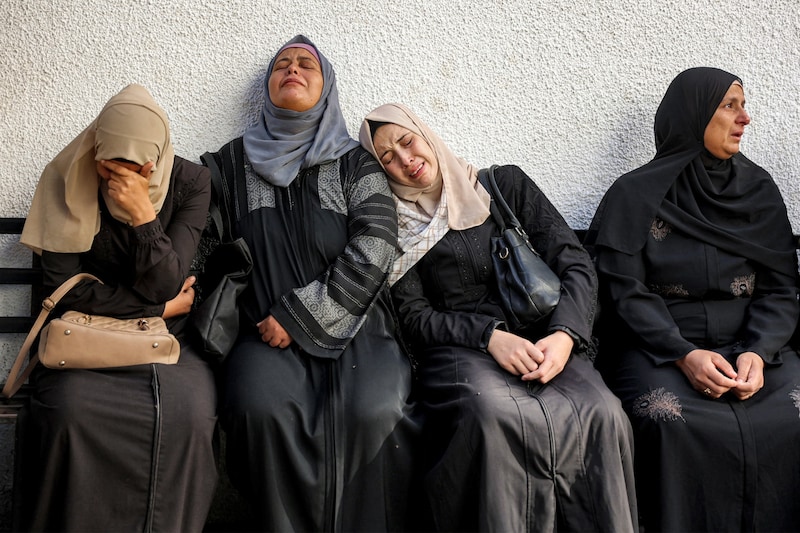 Many people are mourning the loss of their nmembers. (Bild: AFP )