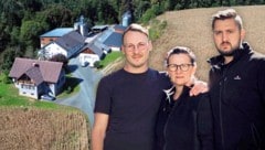 Stefan Grundner (li.) mit Mama Maria und Bruder Markus. Am Spiel stehen der familiäre Hof samt 18 Hektar Fläche. (Bild: Krone KREATIV/Servus TV)