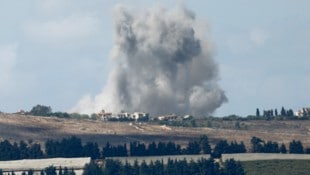 Ein Bild aus dem Norden Israels entlang der Grenze zum Südlibanon zeigt Rauchschwaden über dem libanesischen Dorf Yaron während des israelischen Bombardements am 2. Oktober 2024. (Bild: AFP )