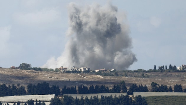 A picture from northern Israel along the border with southern Lebanon shows billows of smoke over the Lebanese village of Yaron during the Israeli bombardment on October 2, 2024. (Bild: AFP )