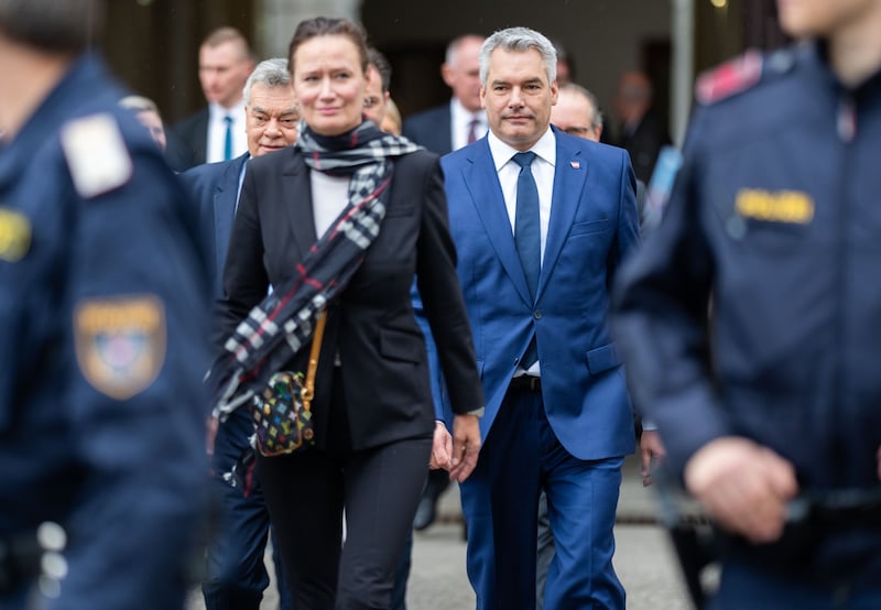 Beim Spaziergang über den Ballhausplatz (Bild: APA/GEORG HOCHMUTH)