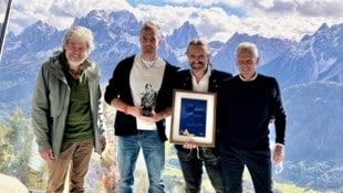 Der Preisträger Dani Arnold (2. von links) mit den IPPG-Vetretern Reinhold Messner (Ehrenvorsitzender), Alexander Huber (Laudator) und Georg Bachler (Obmann). (Bild: IPPG)