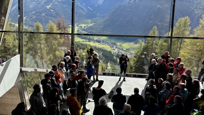 Der Saal in der alten Bergstation mit Blick hinunter auf Sexten (Südtirol).