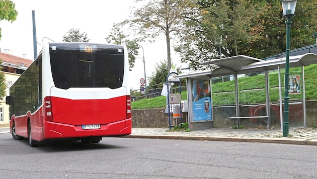 The man is also up to mischief in the area of this bus stop. (Bild: Zwefo)