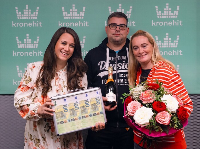 Das glückliche Gewinnerpärchen zusammen mit kronehit Moderatorin Anita Ableidinger (links).