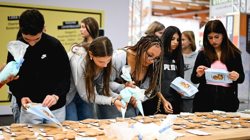 Mitbringsel: Bei Resch&Frisch können in Wels Lebkuchenherzen verziert werden. (Bild: Wenzel Markus)