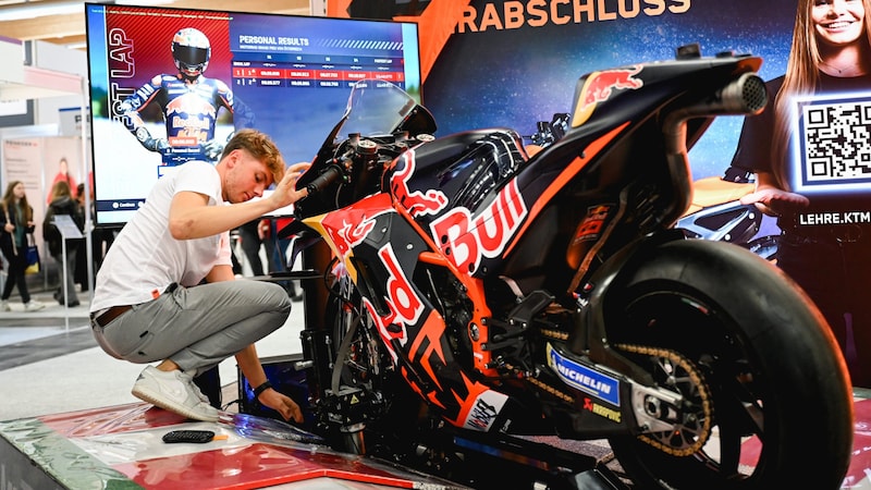 A quick technical check before the next person sits on the KTM bike. (Bild: Wenzel Markus)