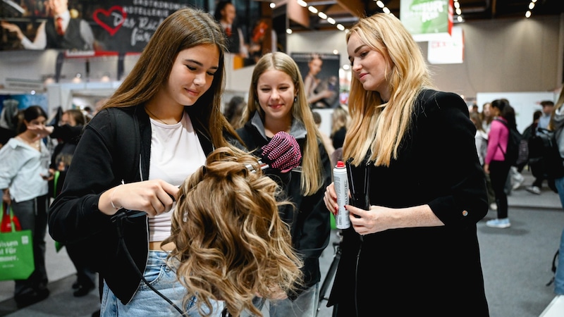 Styling talents have the chance to test their skills at several exhibitors. (Bild: Wenzel Markus)