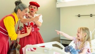 Die Rote Nasen-Clowns „behandeln“ Kinder und Erwachsene mit einer Dosis Humor. Nun gehen sie ...