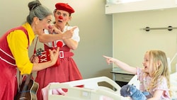 Die Rote Nasen-Clowns „behandeln“ Kinder und Erwachsene mit einer Dosis Humor. Nun gehen sie ...