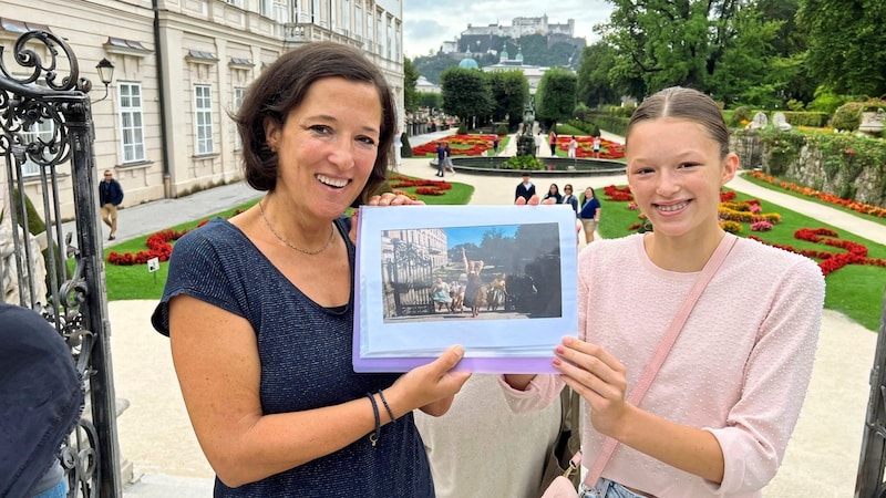 Die Stiege zum Mirabellgarten als Insta-Spot: Guide Nathalie Gugler mit Tochter Greta, auch das Stift Nonnberg (hier die Kirche) war Filmlocation.  (Bild: Salzmann Sabine/Sabine Salzmann)