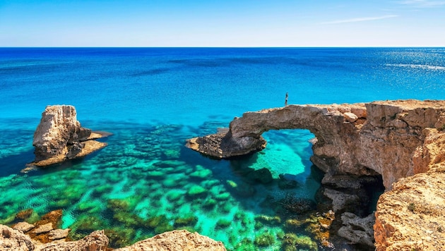 During the cold transitional and winter months, Cyprus attracts visitors with pleasantly warm temperatures. The picture shows the "Bridge of Love". (Bild: Getty Images/iStockphoto)