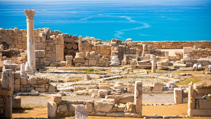 Die Insel ist reich an archäologischen Stätten. Eine davon ist Kourion – mit Blick aufs Meer.