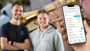 Mathias Maier und Lukas Krainz (re.) entwickeln die Vereinsplaner-App mit ihrem Team ständig weiter. Das Managen von Mitgliedsbeiträgen soll mit dem nächsten Update noch einmal vereinfacht werden. (Bild: Krone KREATIV/Markus Wenzel, vereinsplaner.at, Wolfgang Spitzbart)