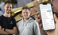 Mathias Maier und Lukas Krainz (re.) entwickeln die Vereinsplaner-App mit ihrem Team ständig ...