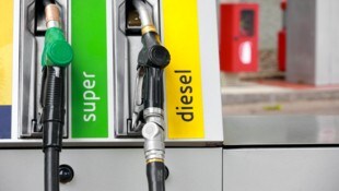 Wer sparsam fährt und schon beim Autokauf auf den Verbrauch achtet, kann Geld sparen und schont ...